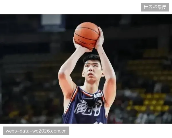 广州队年轻中锋徐昕凭借本赛季的显著成长和数据提升，获评年度最具进步球员。